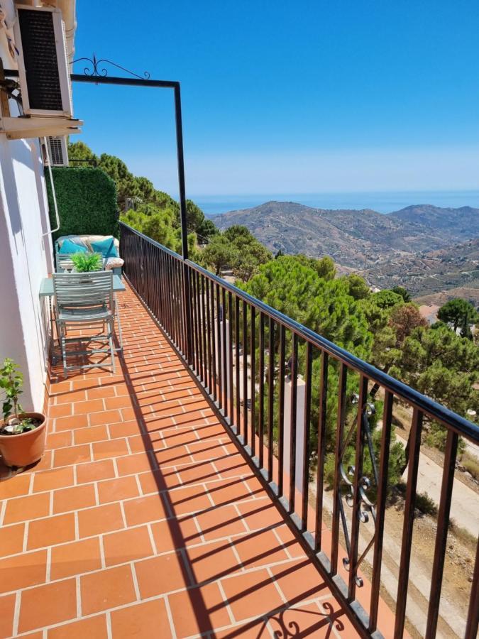 Lovely 2 Bed With Stunning Views & Pool Apartment *