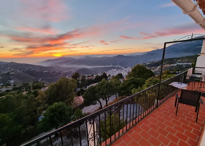 Lovely 2 Bed Apartment With Stunning Views & Pool
